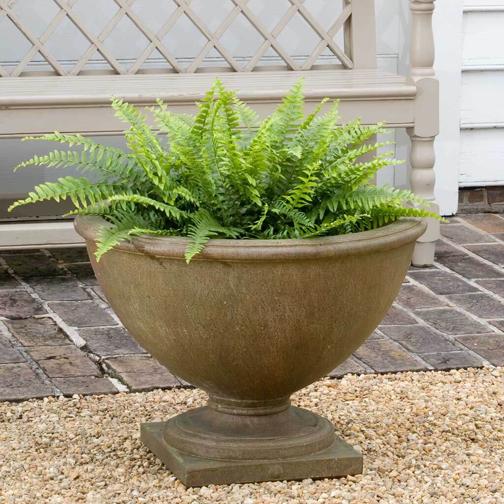 http://www.thegardengates.com/cdn/shop/articles/P-455-williamsburg-bassett-hall-urn-planter-cast-stone-al.jpg?v=1638319072